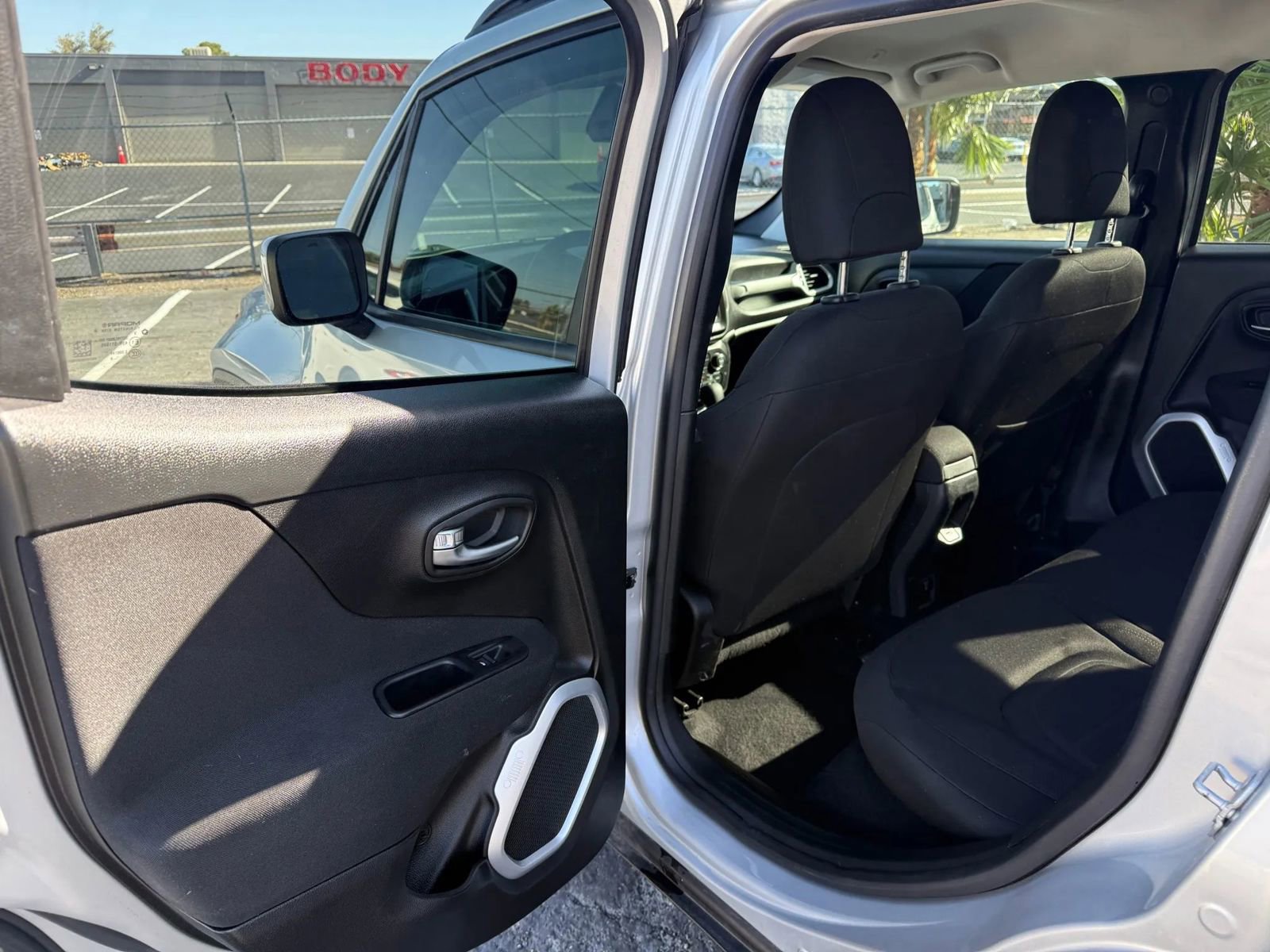 Used 2018 Jeep Renegade Latitude w/ Popular Equipment Group image 18