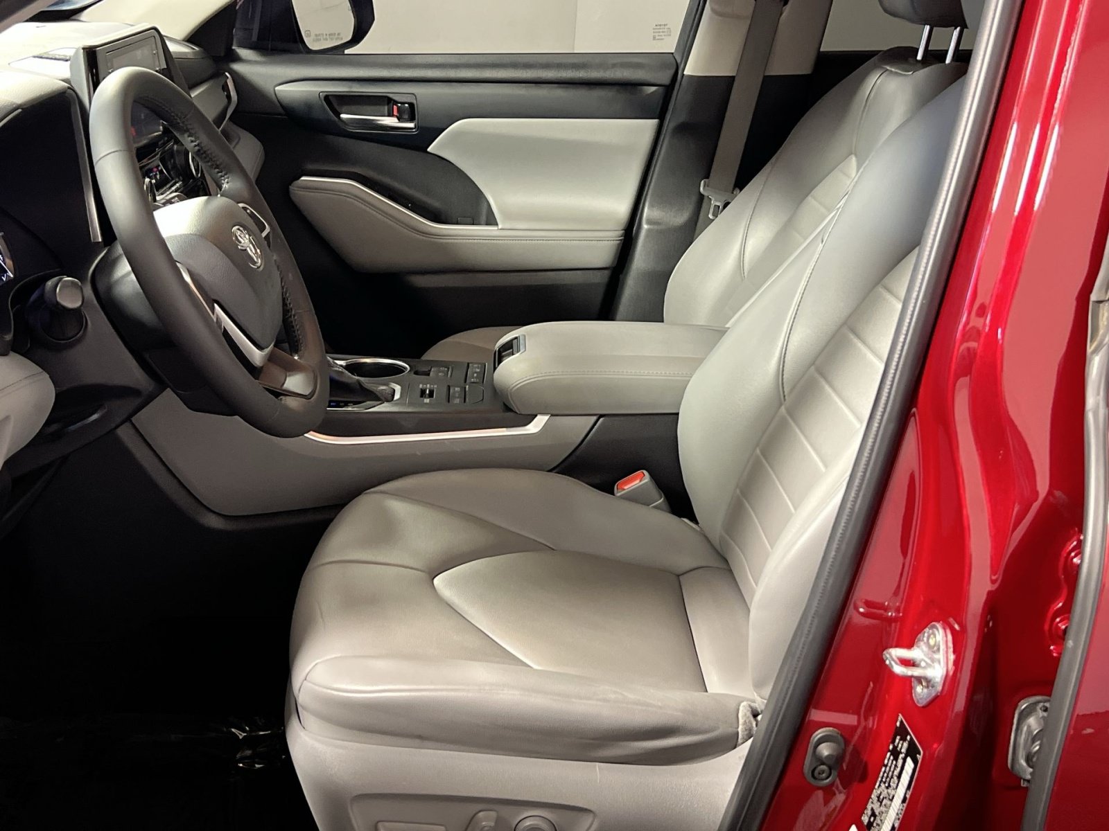 Used 2022 Toyota Highlander XLE AWD/4WD image 13