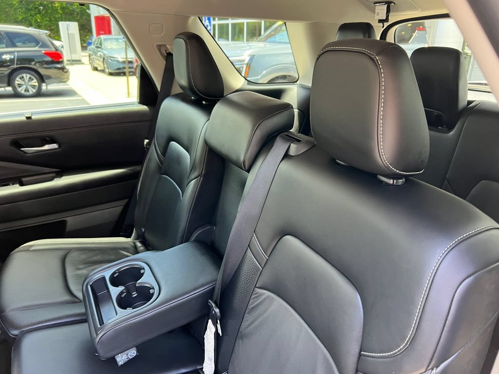 Used 2025 Nissan Pathfinder SL FWD image 16