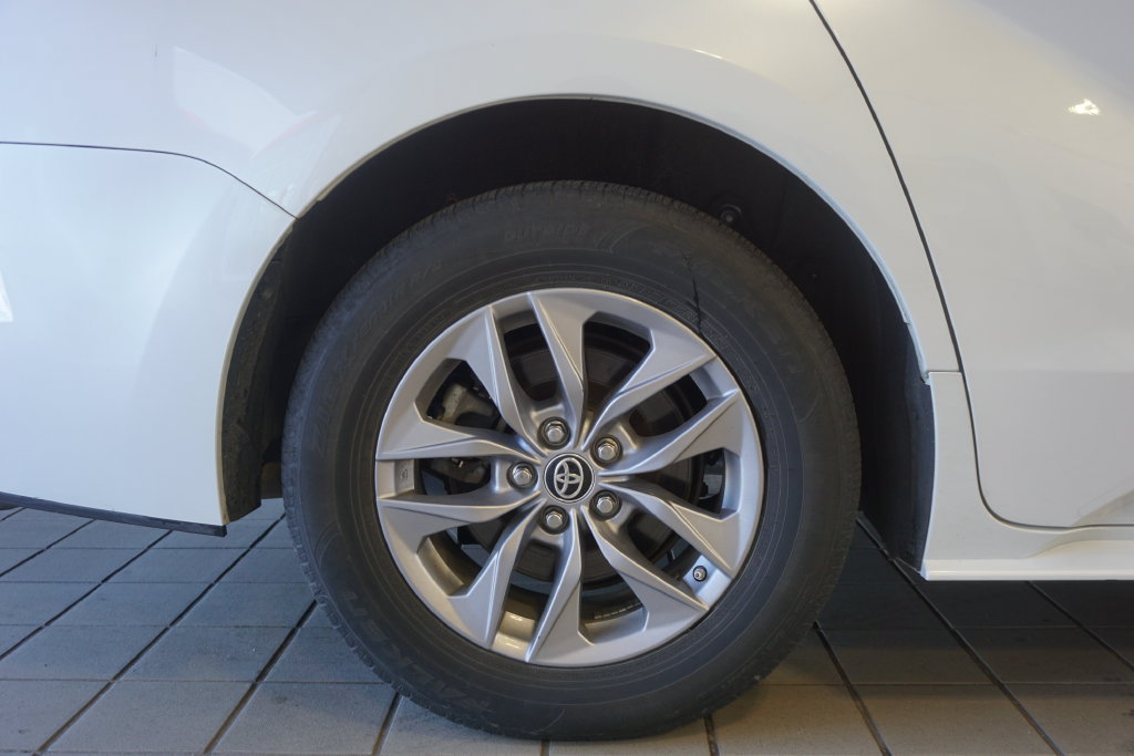 Used 2024 Toyota Sienna XLE FWD image 32