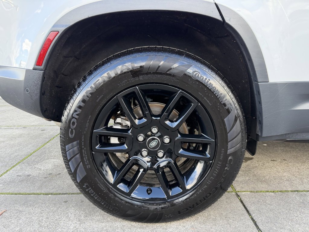 Used 2025 Land Rover Defender 110 S image 9