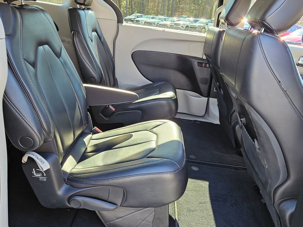 Used 2023 Chrysler Pacifica Touring-L image 15