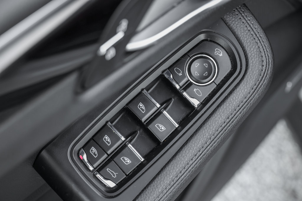 Certified 2023 Porsche Macan Turbo AWD/4WD image 27