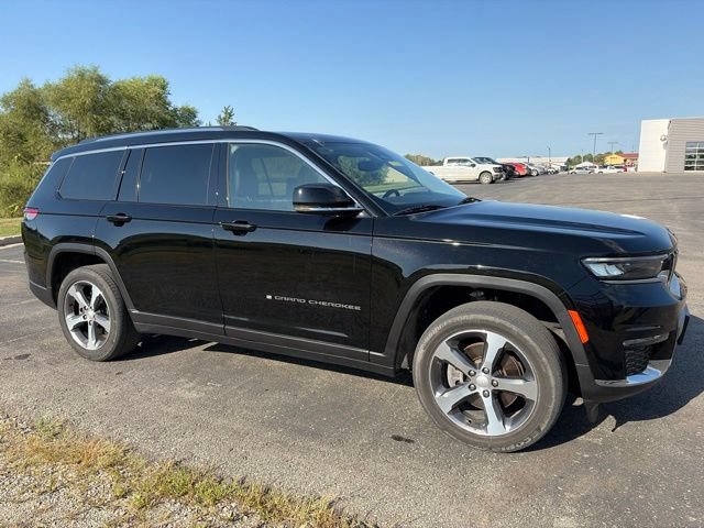 Used 2023 Jeep Grand Cherokee L Limited w/ Rear Seat Video Group I AWD/4WD image 3
