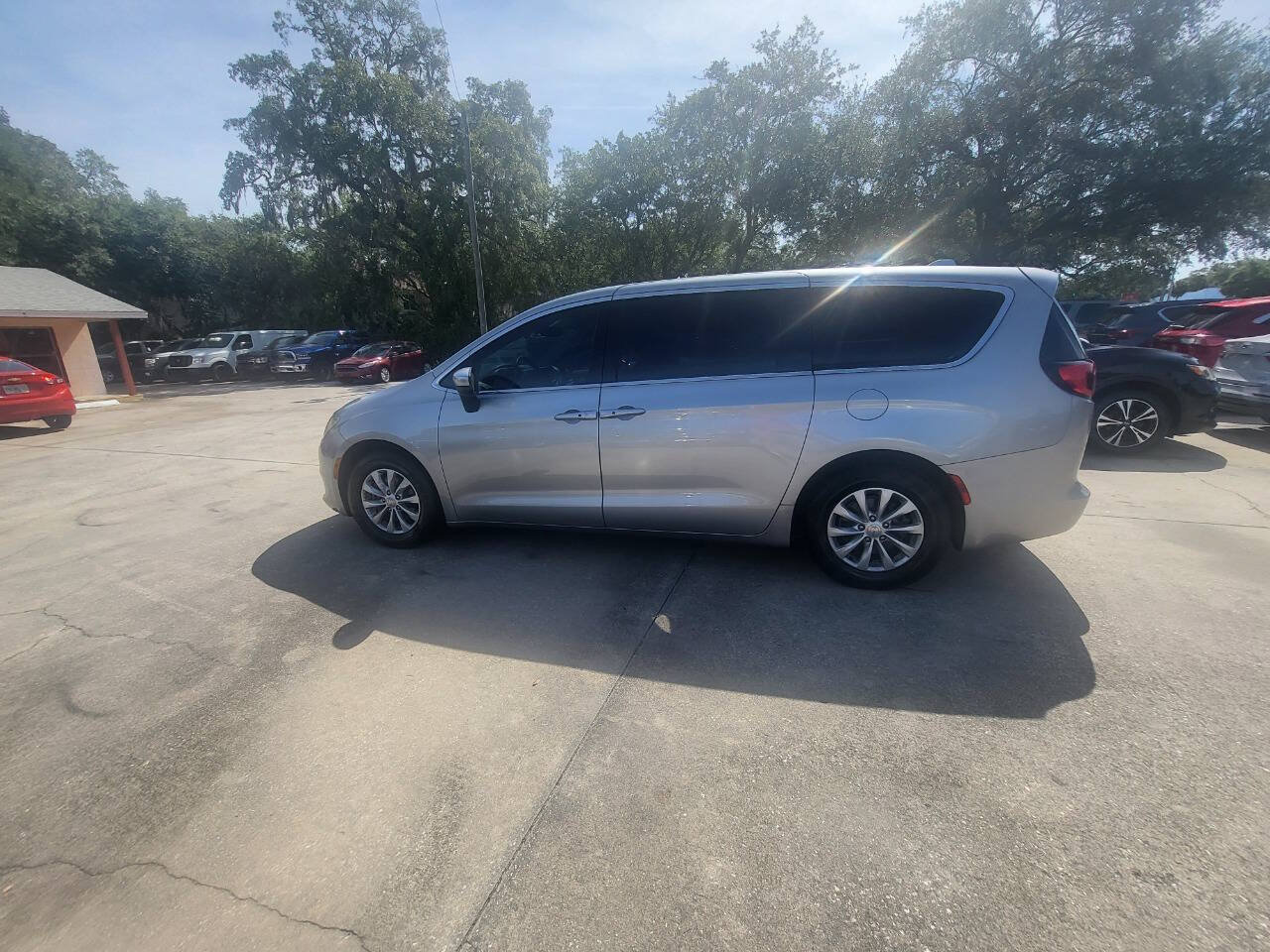 Used 2017 Chrysler Pacifica Touring w/ Tire & Wheel Group FWD image 46