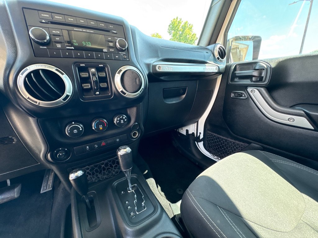 Used 2018 Jeep Wrangler Unlimited Sahara AWD/4WD image 24