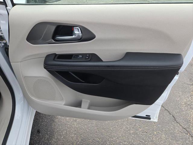Certified 2024 Chrysler Pacifica Select image 5