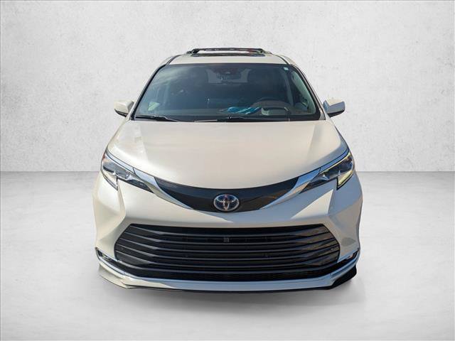 Used 2021 Toyota Sienna Platinum FWD image 2