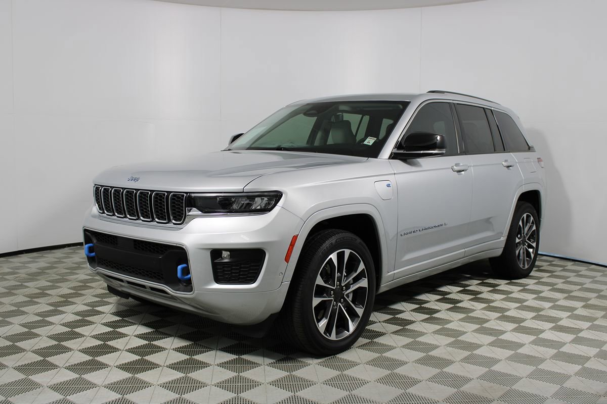 Used 2022 Jeep Grand Cherokee Overland w/ Luxury Tech Group IV AWD/4WD image 3