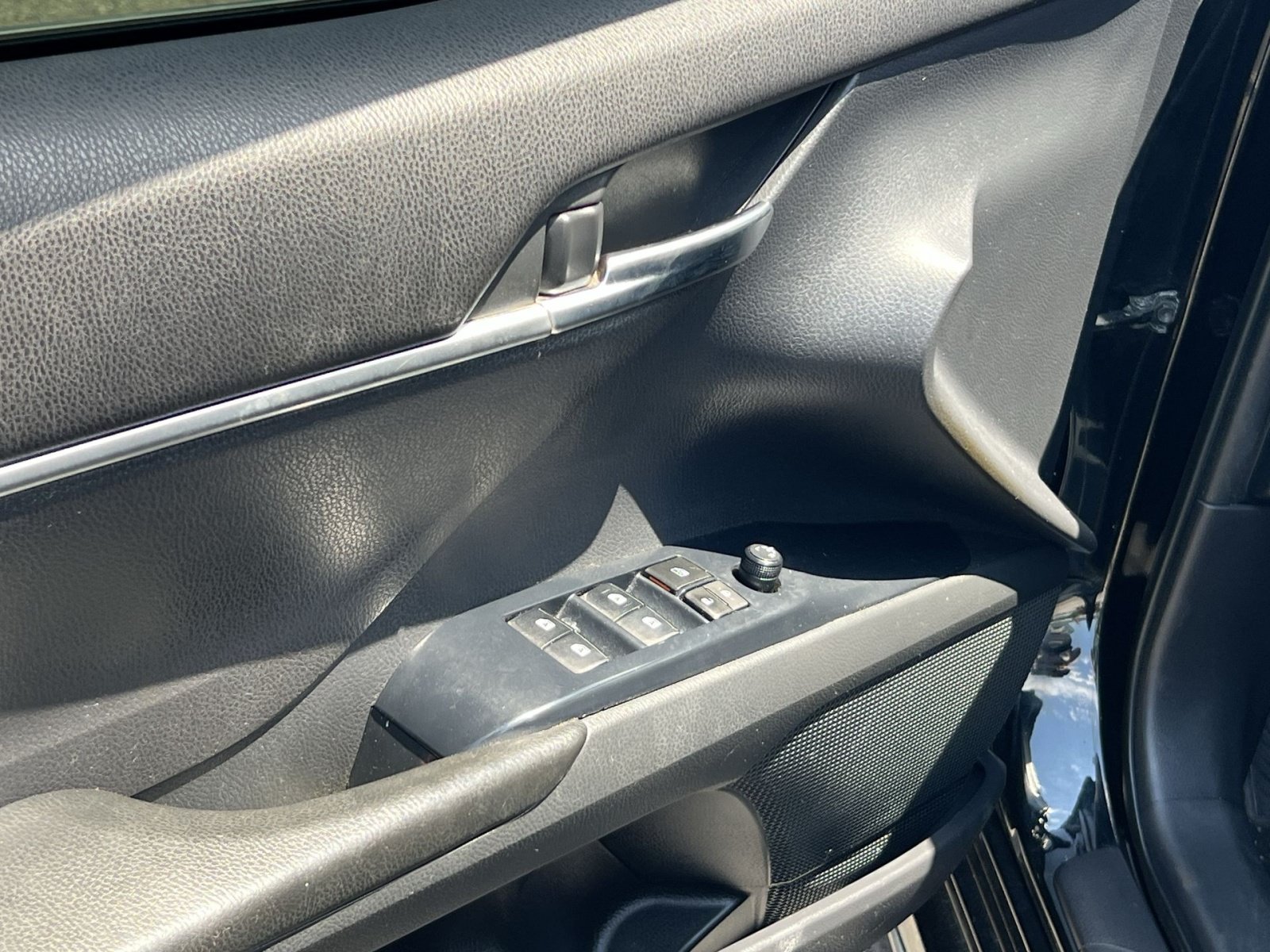Used 2018 Toyota Camry SE FWD image 12