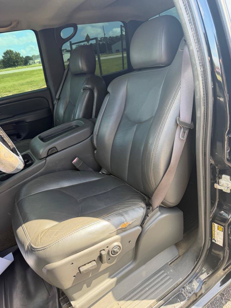 Used 2005 Chevrolet Silverado 2500 LT w/ Heavy-Duty Power Package AWD/4WD image 8