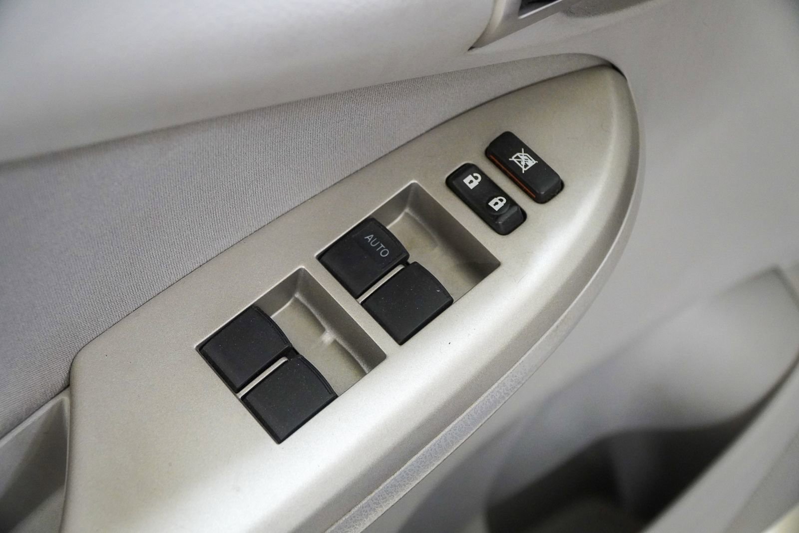 Used 2010 Toyota Corolla LE image 19