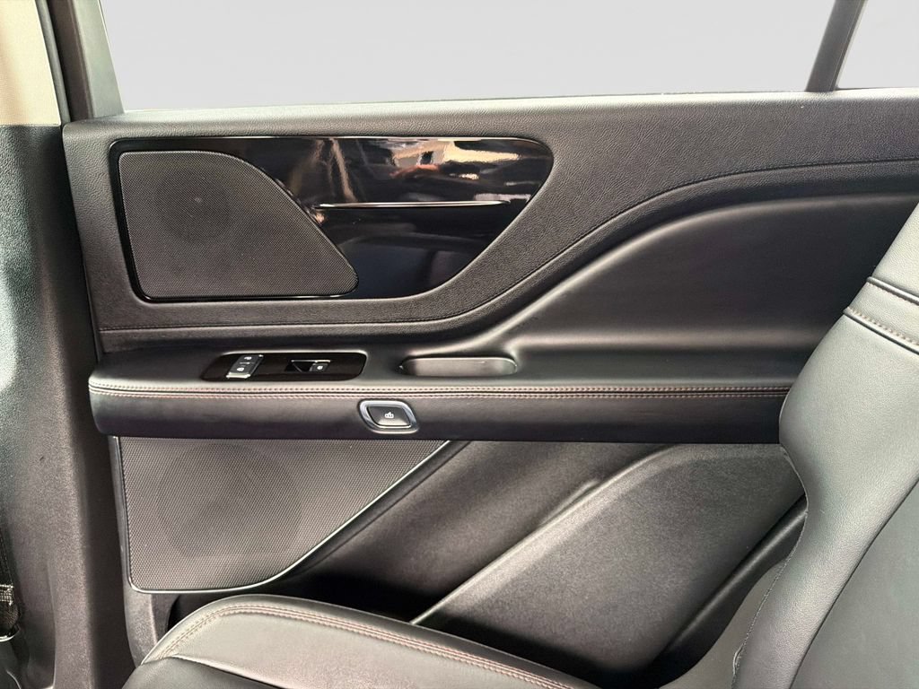 Used 2023 Lincoln Aviator AWD w/ Premium Package image 16