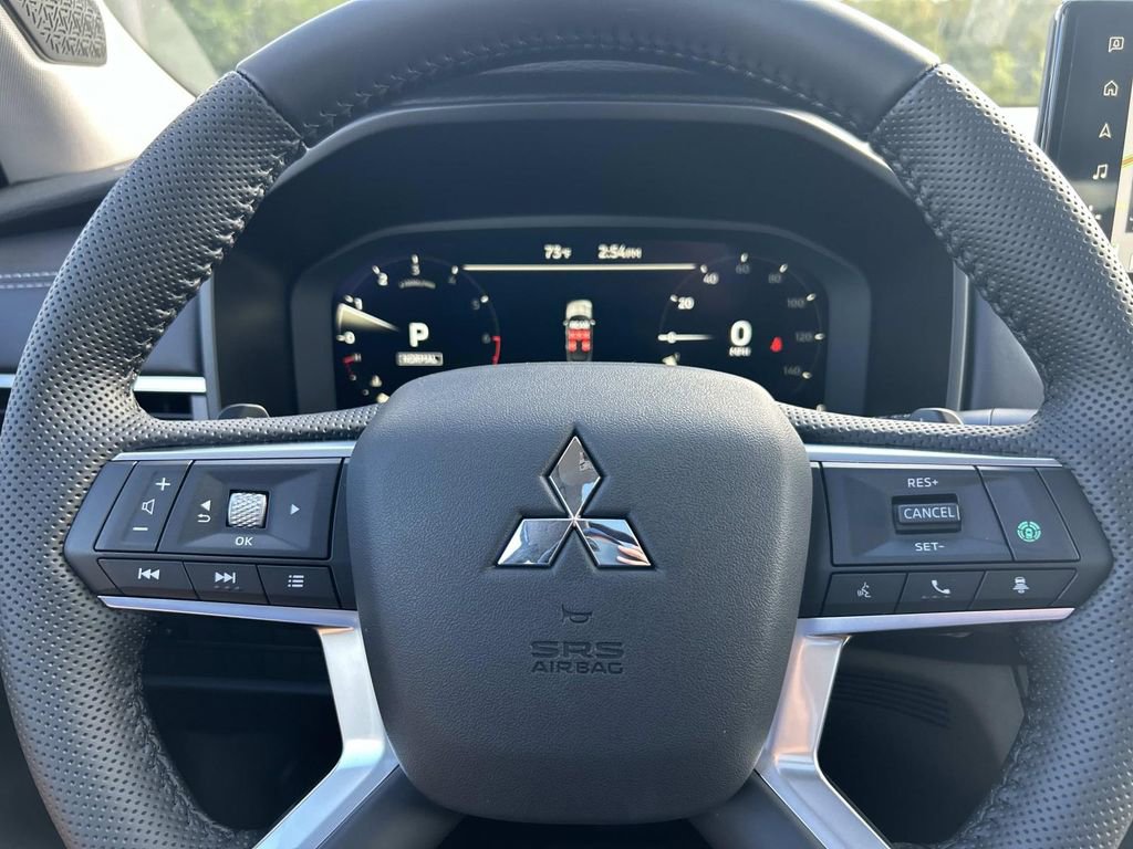 New 2025 Mitsubishi Outlander SE image 30