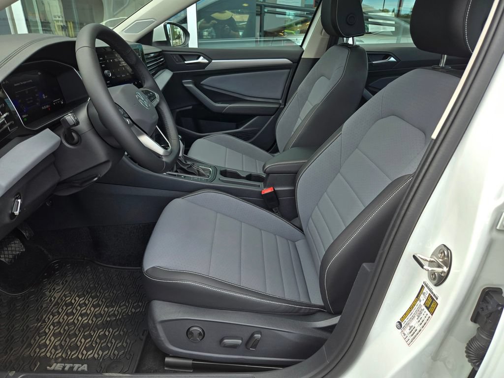 Used 2025 Volkswagen Jetta SE FWD image 17