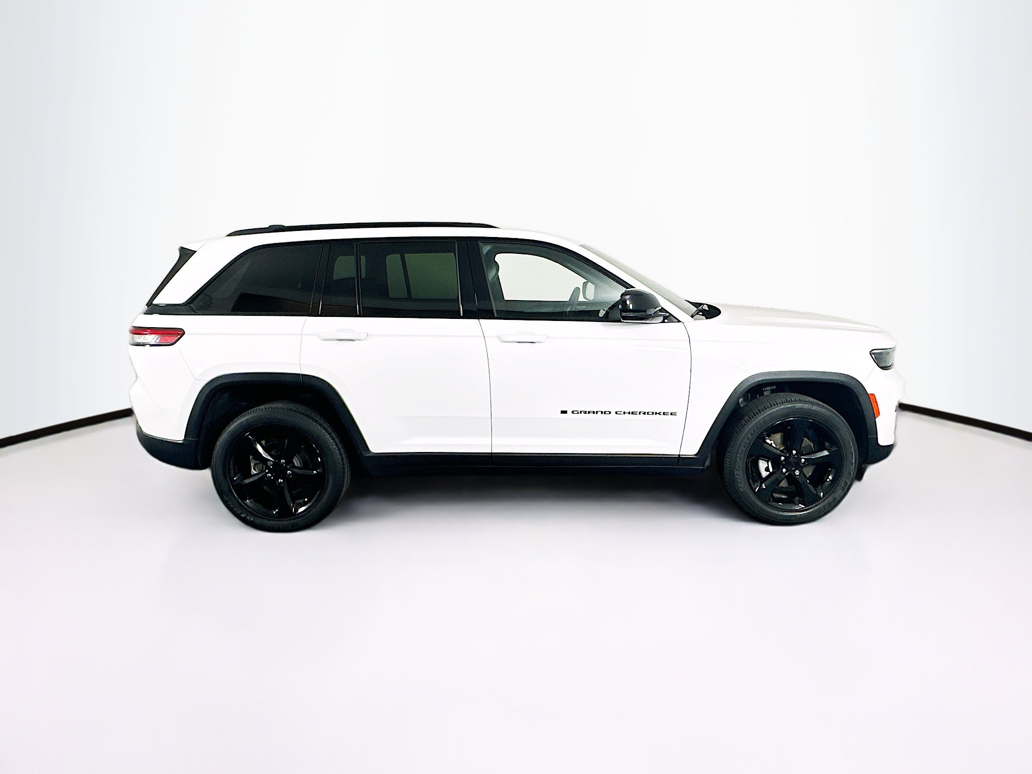 Used 2023 Jeep Grand Cherokee Altitude AWD/4WD image 10