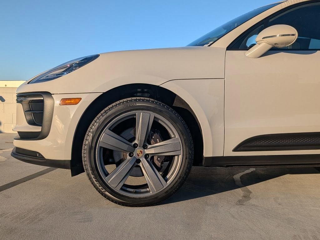 Certified 2022 Porsche Macan image 9