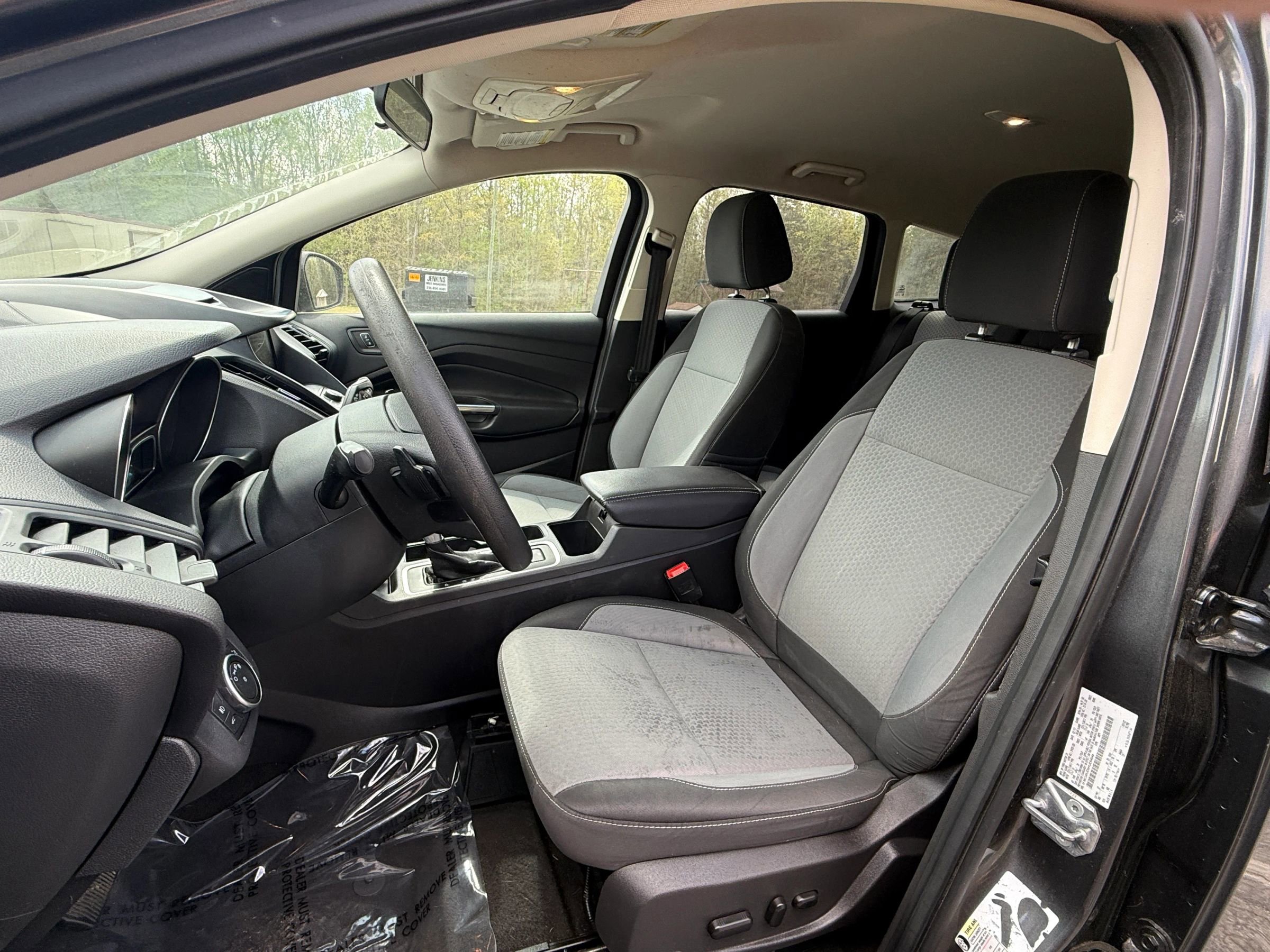 Used 2017 Ford Escape SE w/ Equipment Group 201A FWD image 2