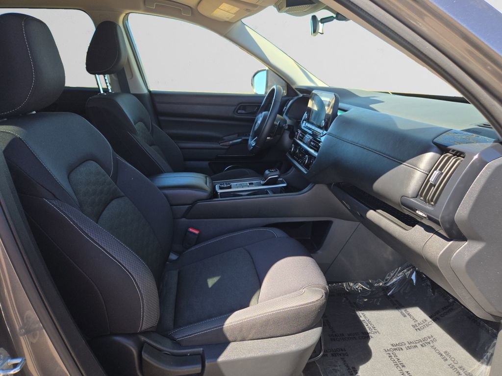 Used 2024 Nissan Pathfinder SV image 16