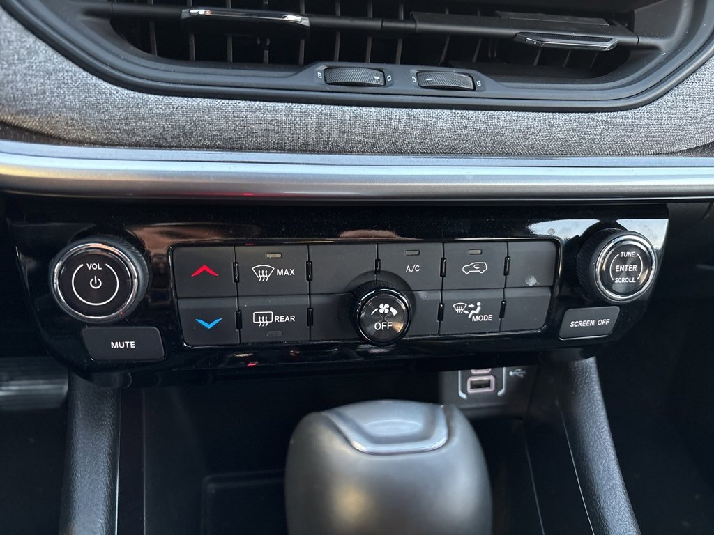 Used 2025 Jeep Compass Latitude image 17