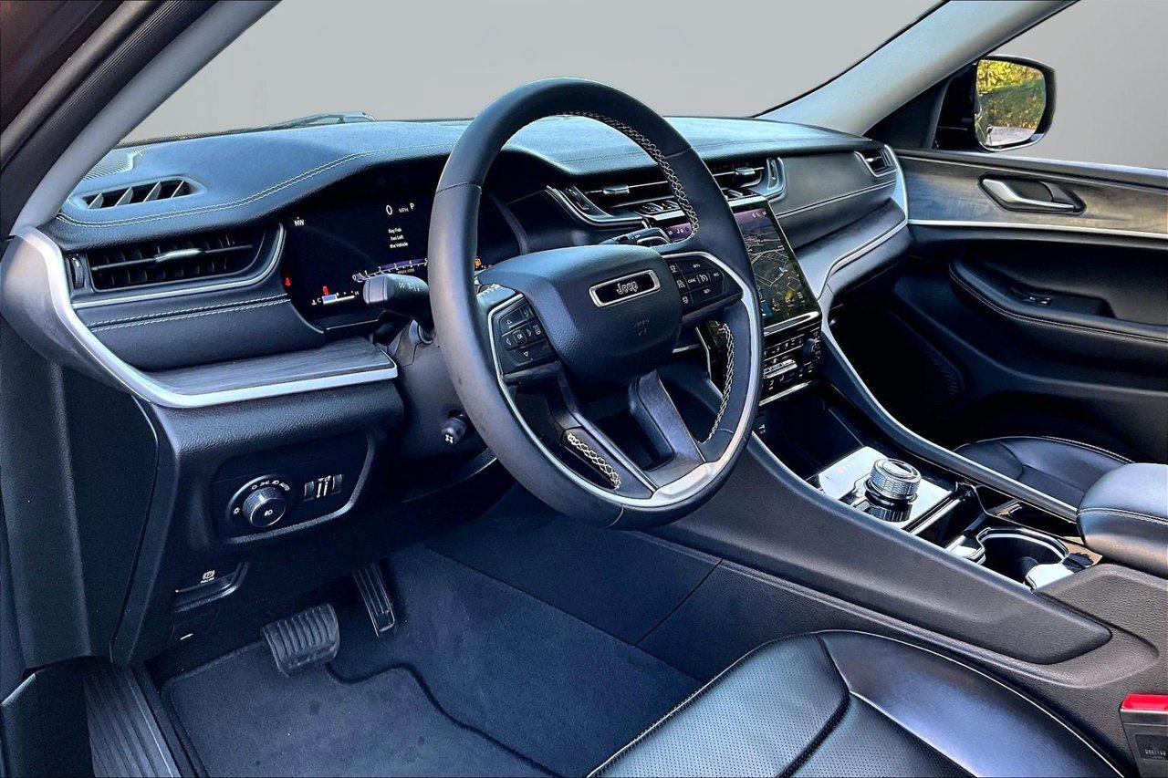 Used 2023 Jeep Grand Cherokee Limited w/ Luxury Tech Group II AWD/4WD image 19