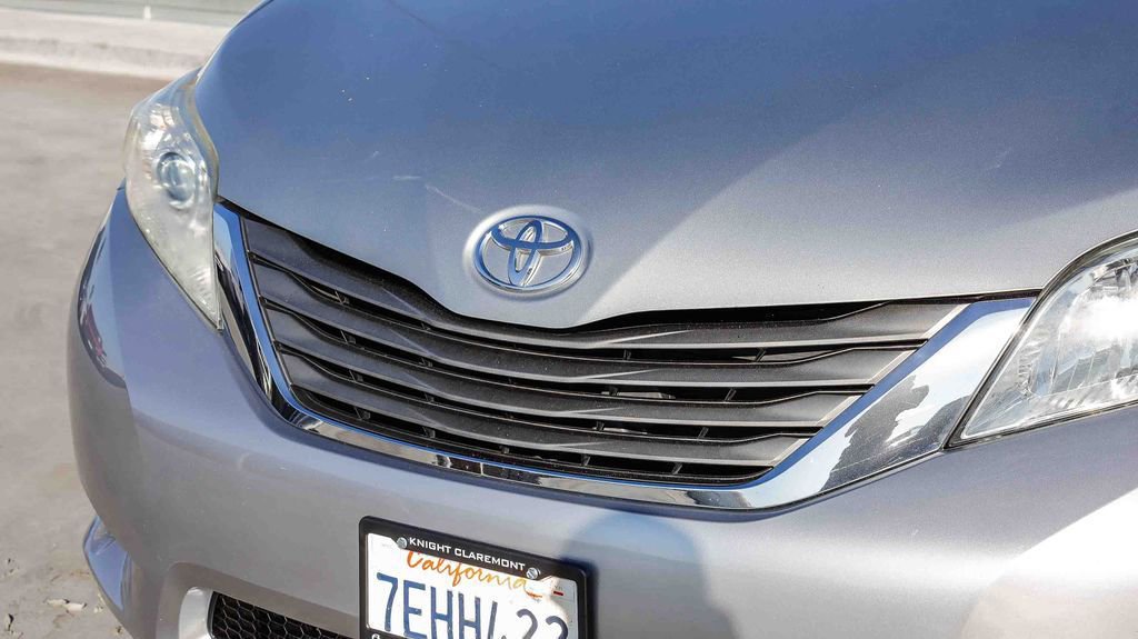 Used 2014 Toyota Sienna L image 6