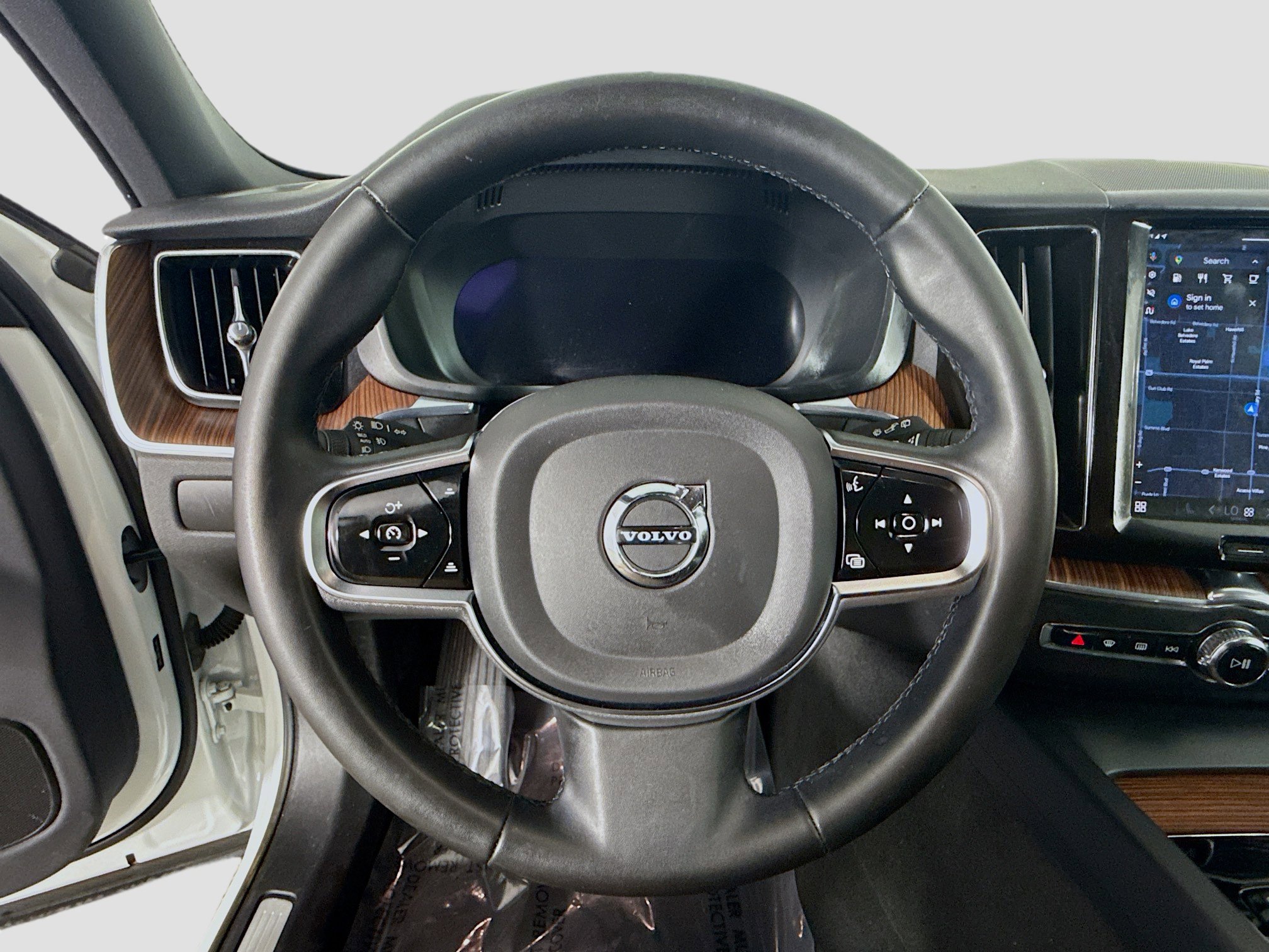 Used 2024 Volvo XC60 B5 Plus image 13