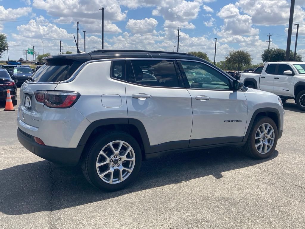 Used 2025 Jeep Compass Limited AWD/4WD image 4