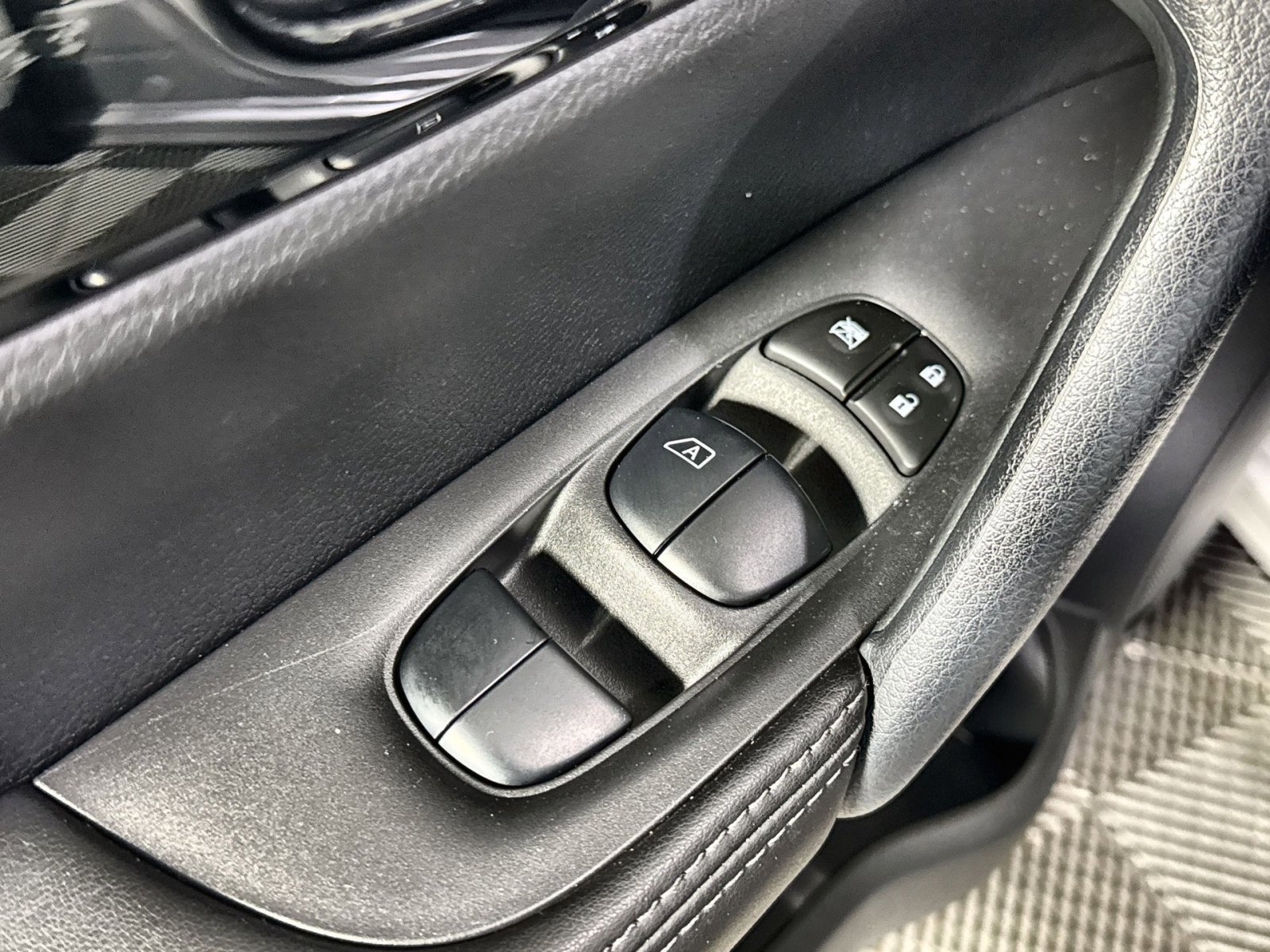 Used 2022 Nissan Rogue Sport SV image 16