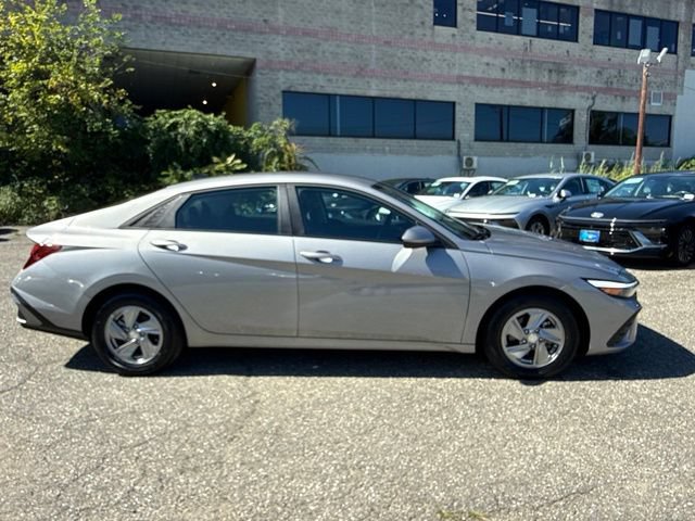 Used 2026 Hyundai Elantra SE FWD image 16