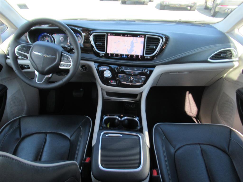 Used 2024 Chrysler Pacifica Limited image 11
