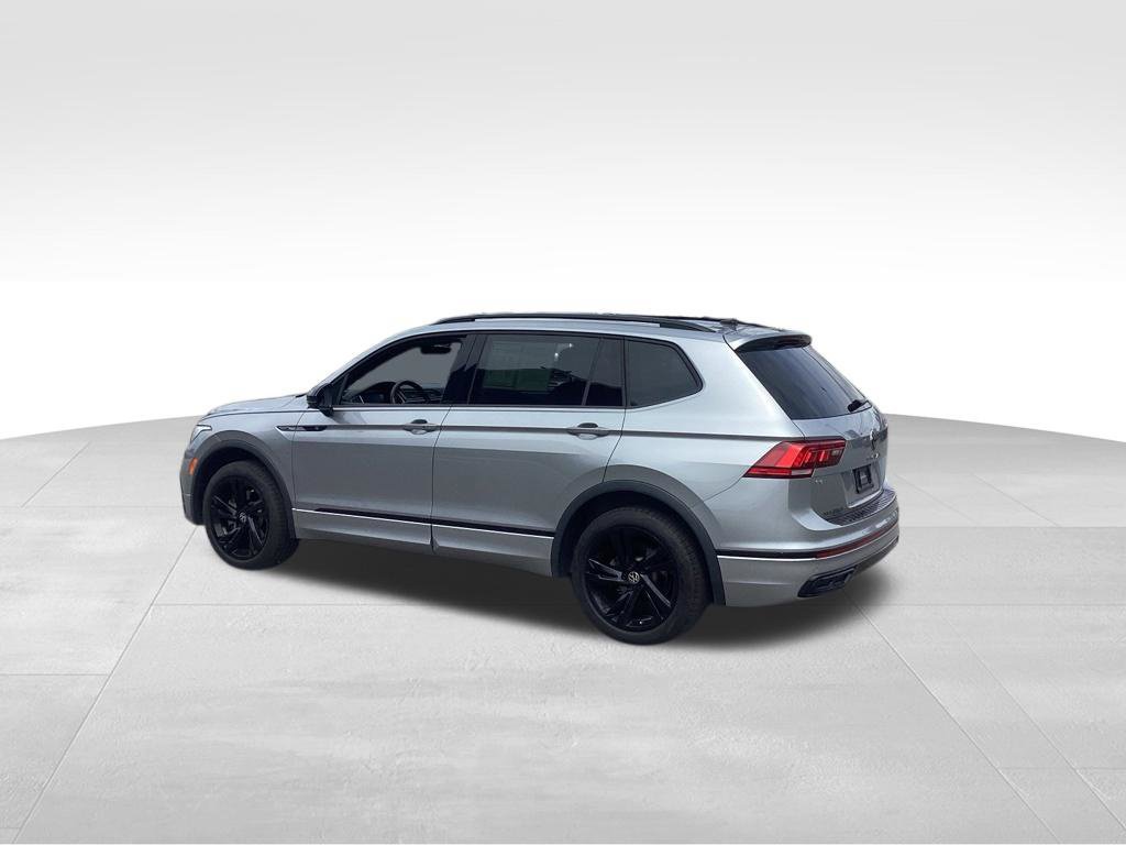 Used 2024 Volkswagen Tiguan SE R-Line AWD/4WD image 4