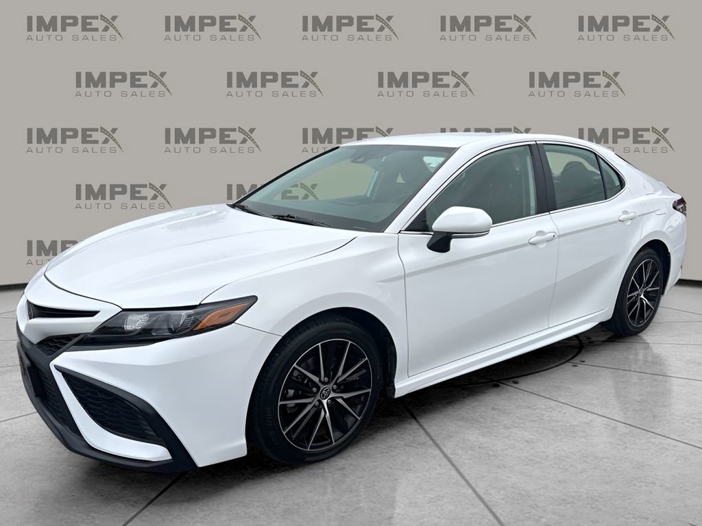Used 2024 Toyota Camry SE image 1