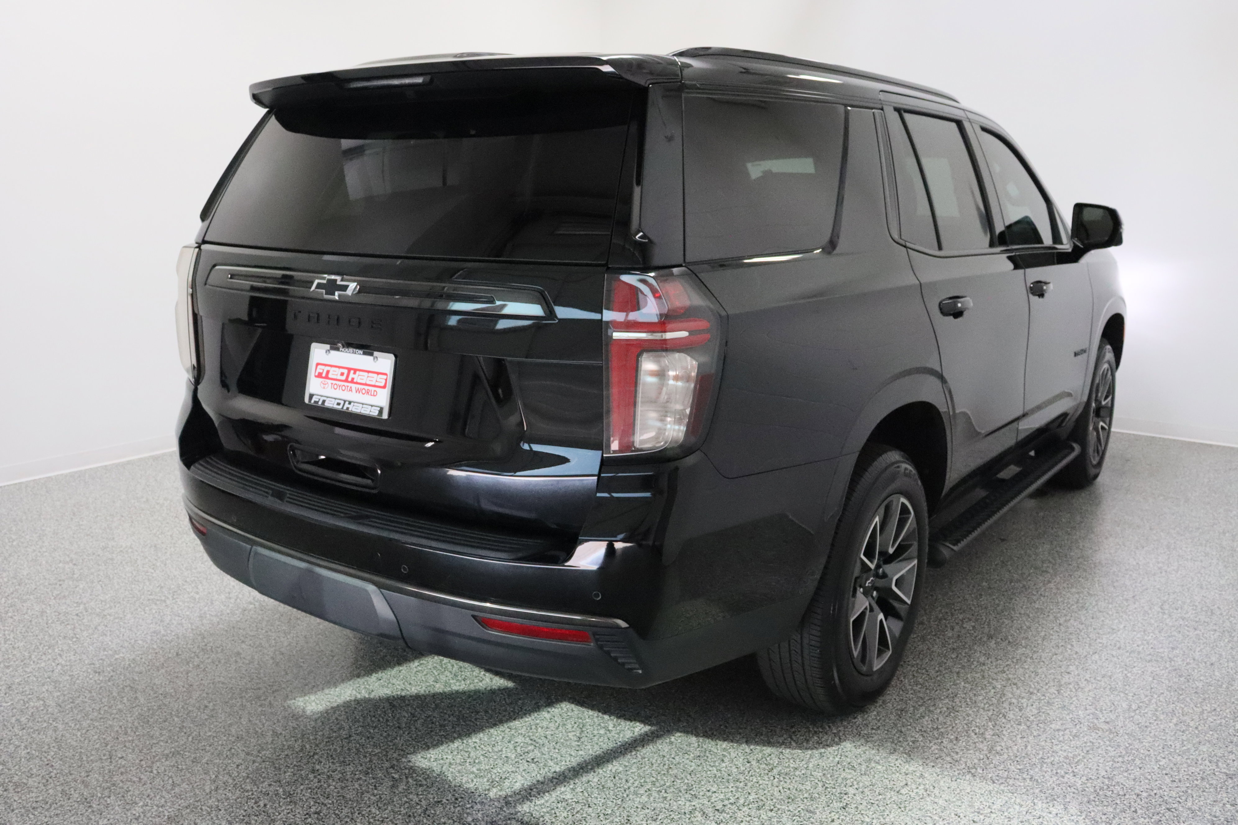 Used 2022 Chevrolet Tahoe Z71 w/ Luxury Package AWD/4WD image 7