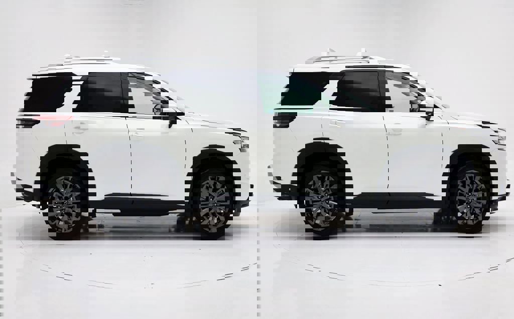 Used 2024 Nissan Pathfinder SL w/ SL Premium Package image 2