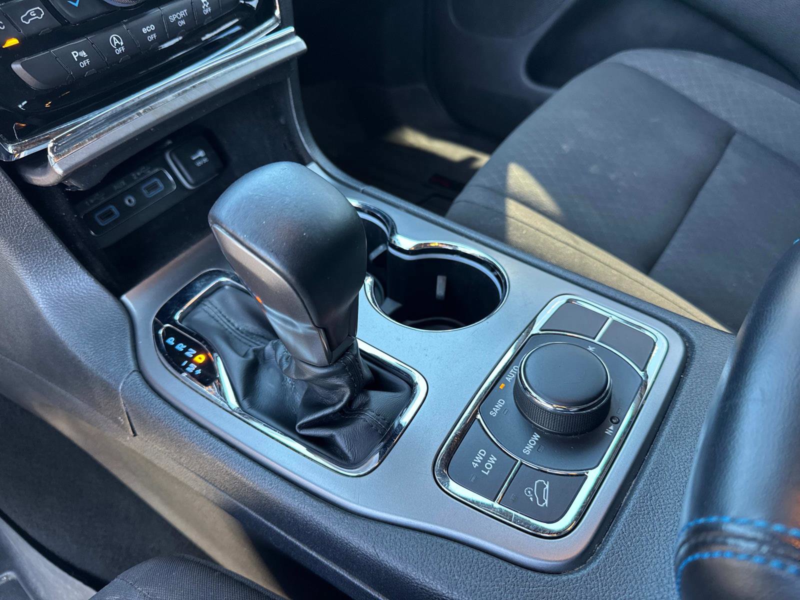 Used 2019 Jeep Grand Cherokee Laredo image 24