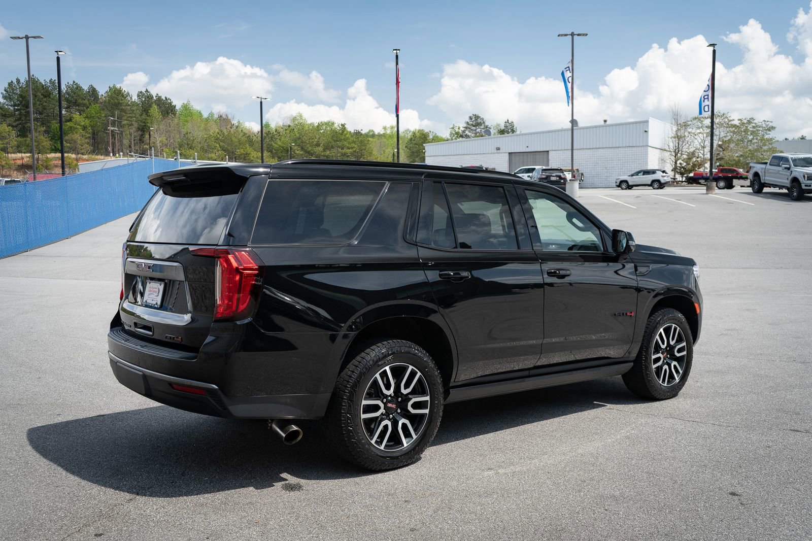 Used 2023 GMC Yukon AT4 w/ AT4 Premium Package AWD/4WD image 10