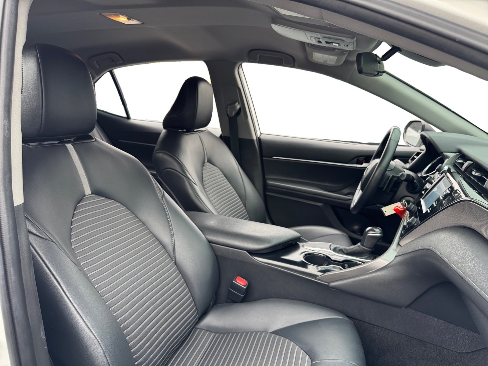 Used 2020 Toyota Camry SE w/ Carpet Mat Package FWD image 15