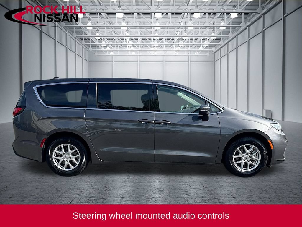 Used 2023 Chrysler Pacifica Touring-L FWD image 8