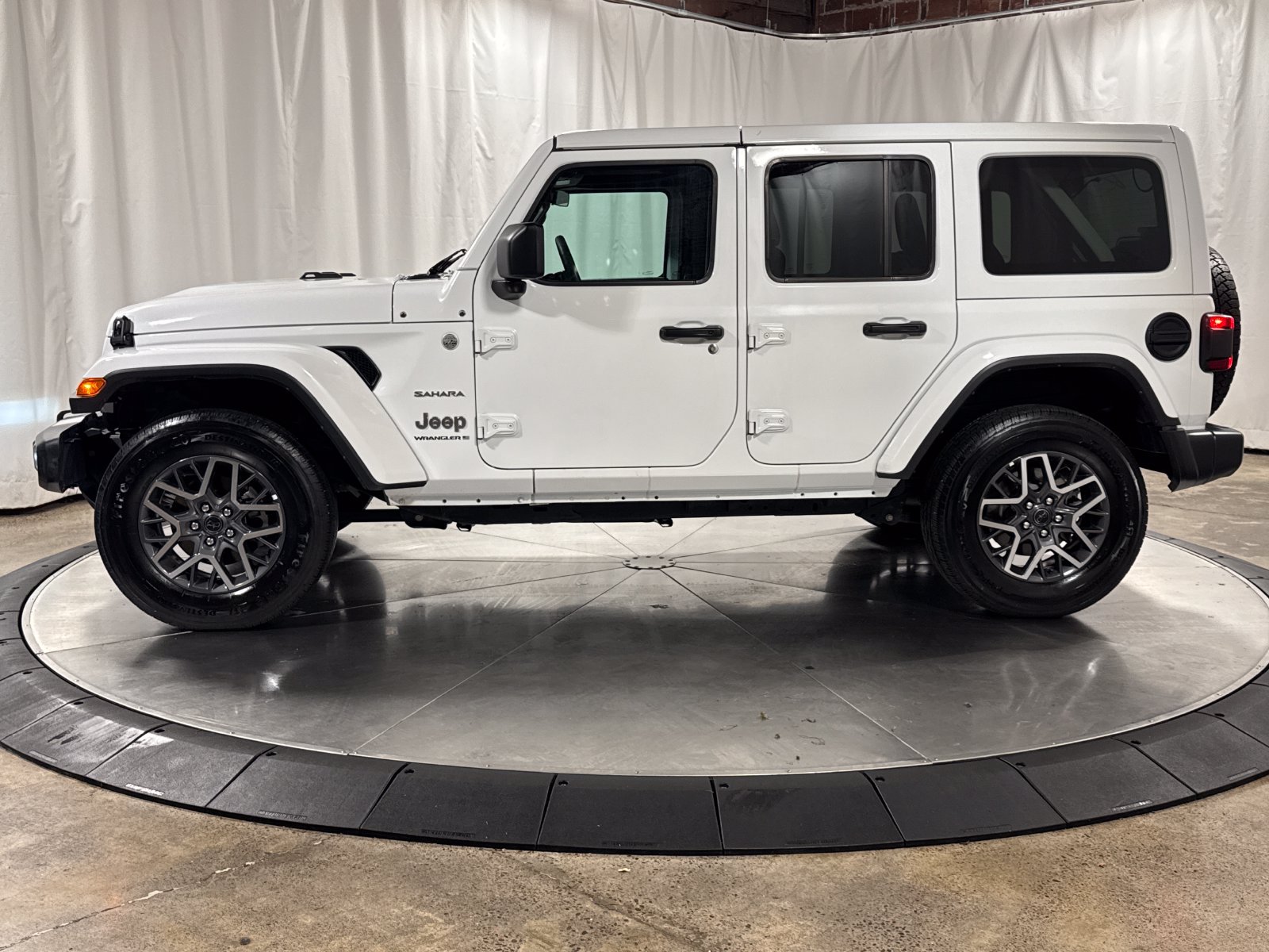 Used 2024 Jeep Wrangler Unlimited Sahara AWD/4WD image 8