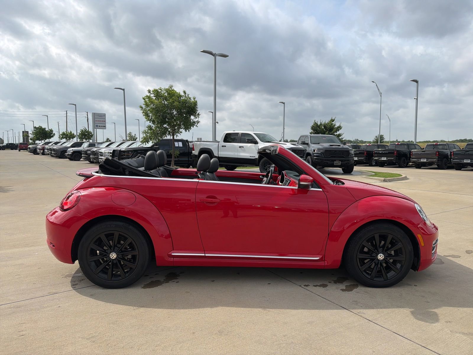 Used 2019 Volkswagen Beetle 2.0T SE FWD image 6