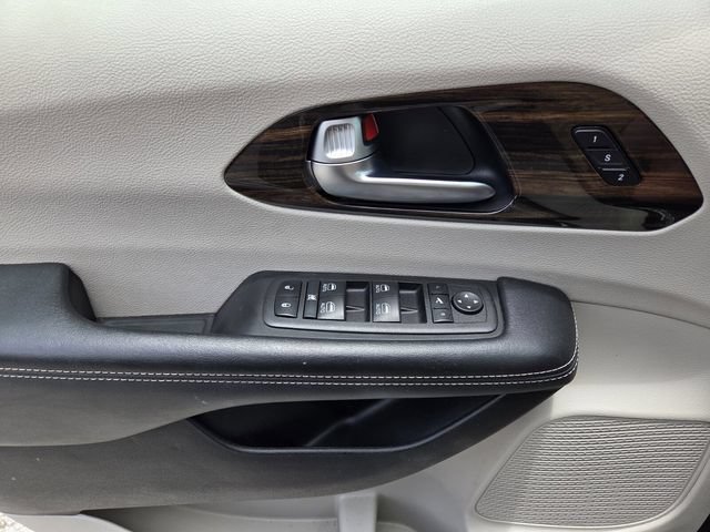 Used 2023 Chrysler Pacifica Limited FWD image 23