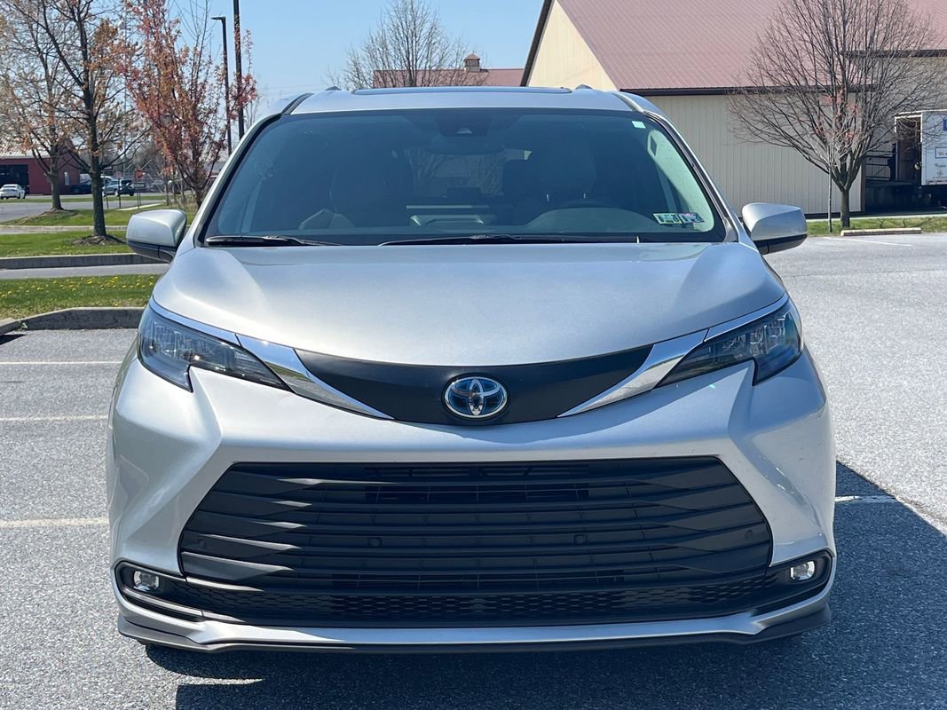 Used 2025 Toyota Sienna XLE AWD/4WD image 3