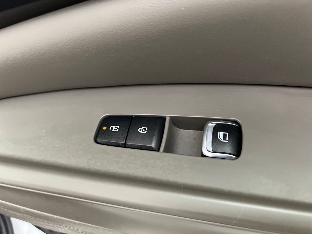 Used 2025 Kia Carnival FWD image 34