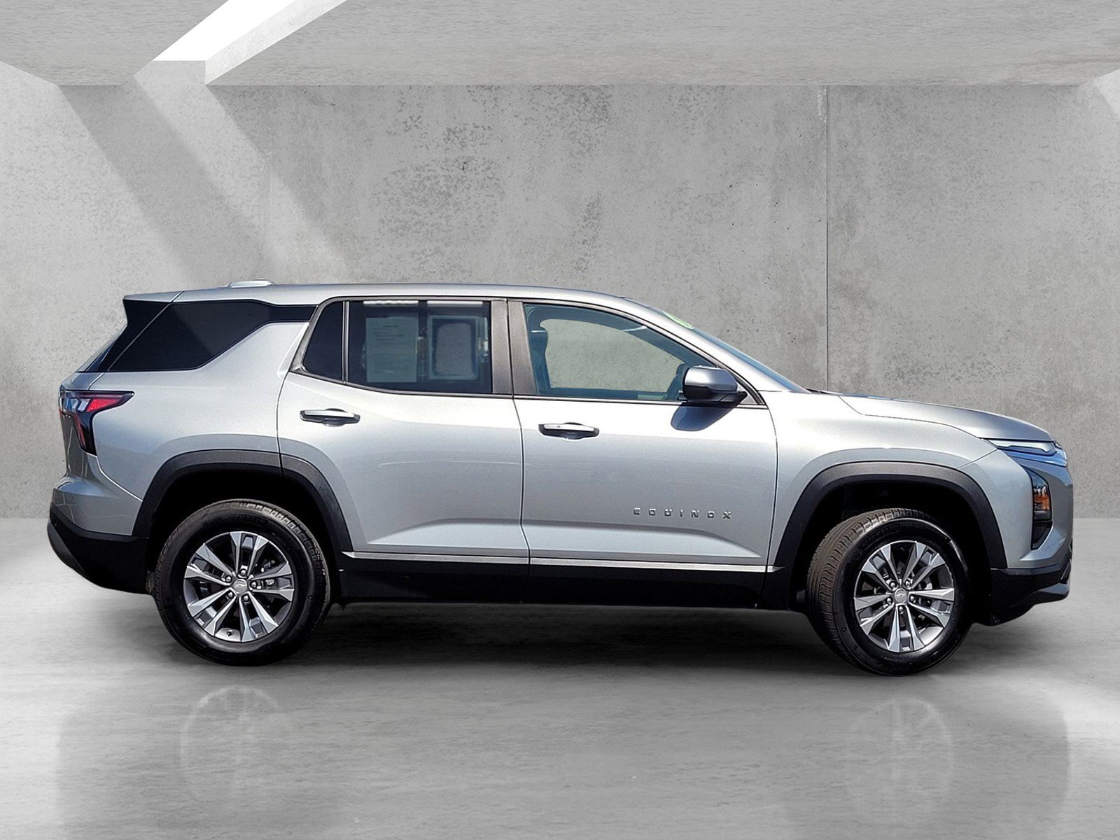 Used 2025 Chevrolet Equinox LT image 3