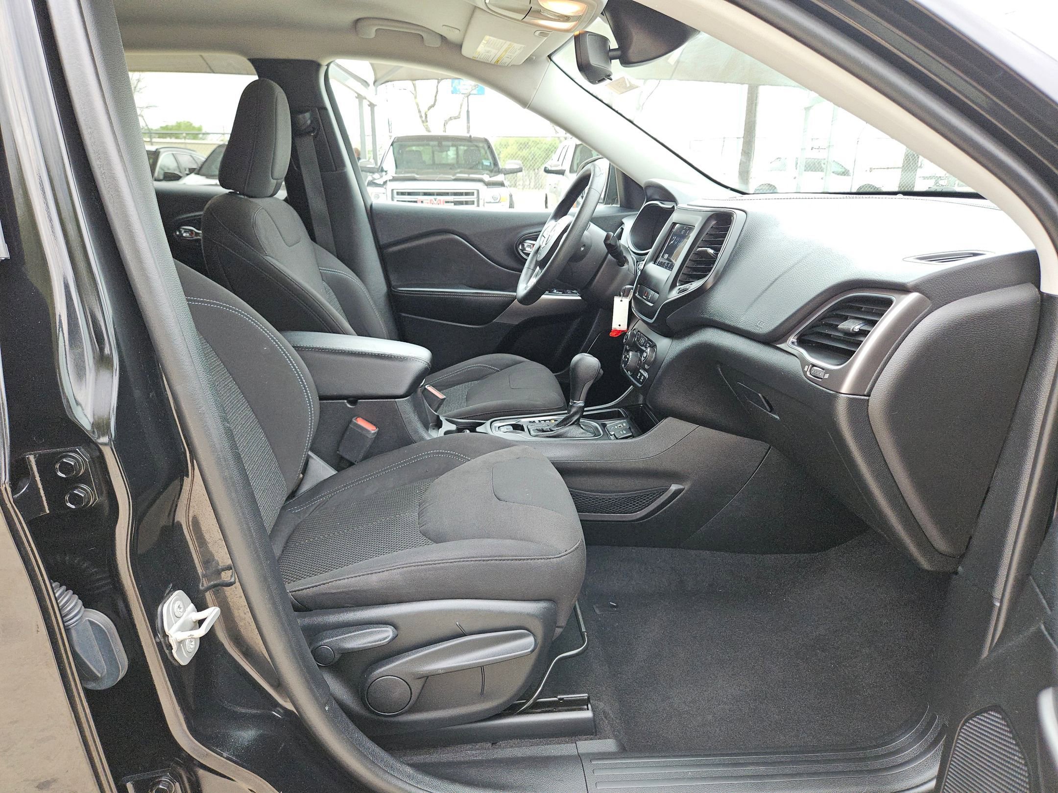 Used 2021 Jeep Cherokee Latitude w/ Mopar Interior Package image 27