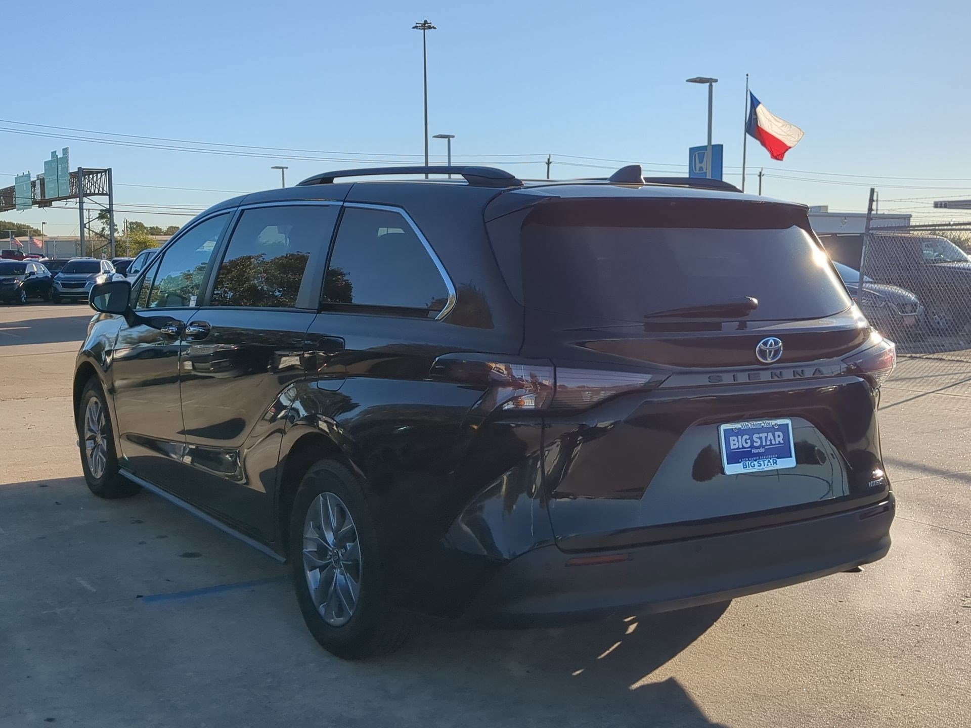 Used 2023 Toyota Sienna XLE image 6