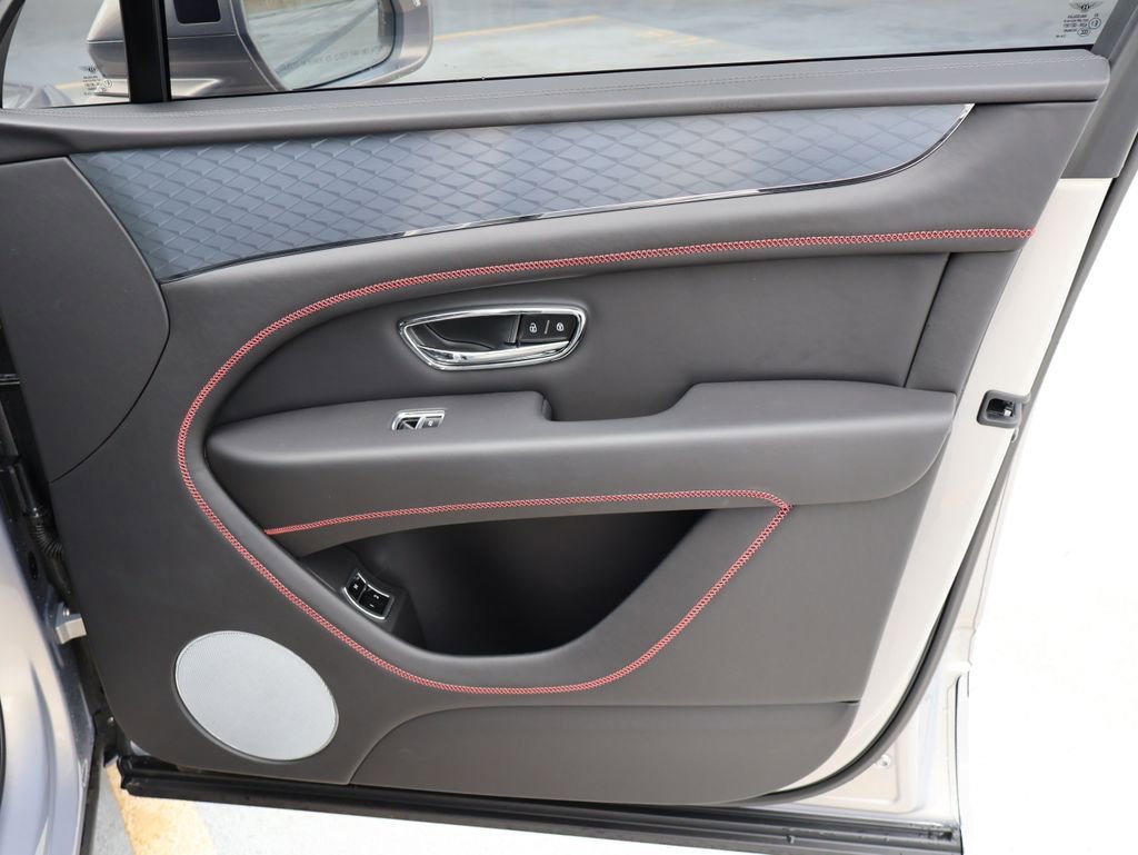 Used 2023 Bentley Bentayga Plug-In Hybrid AWD/4WD image 13