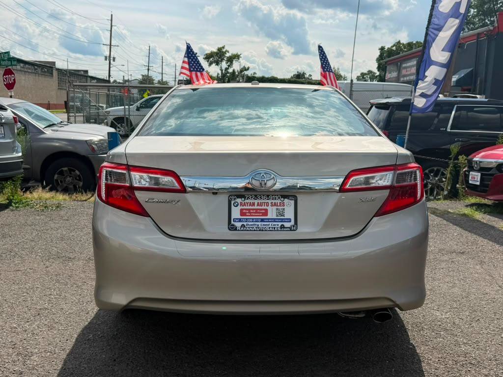 Used 2014 Toyota Camry XLE w/ Leather Package FWD image 5