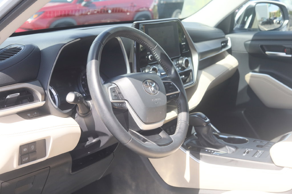 Used 2025 Toyota Highlander XLE AWD/4WD image 7